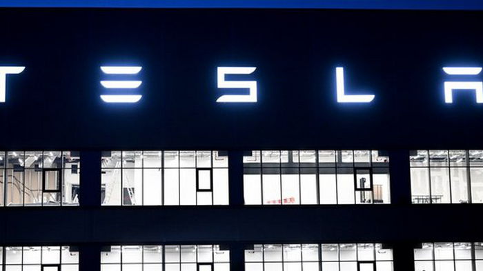 Tesla планирует инвестировать $1 млрд в разработку суперкомпьютера. Акции компании упали