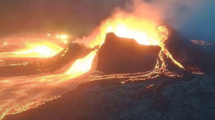 7000 землетрясений в Исландии создали молодой вулкан, плюющийся лавой (видео)