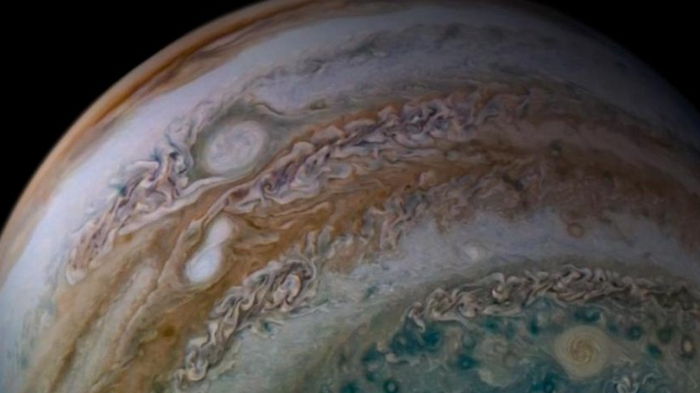Юпитер снова удивляет. Ученые обнаружили гигантские закрученные волны вокруг планеты