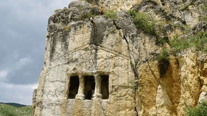В Турции исчезают уникальные скалы-гробницы, возрастом 3 тыс. лет