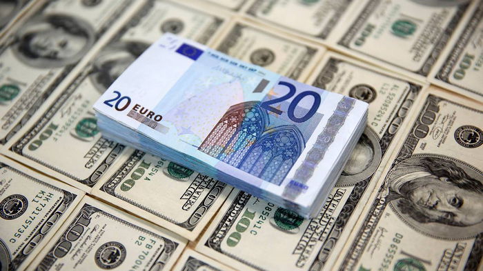 Официальный курс евро упал почти на 33 копейки