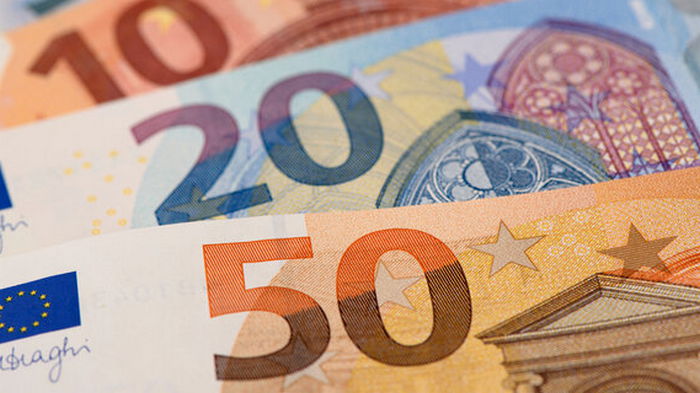 Официальный курс евро вырос на 27 копеек