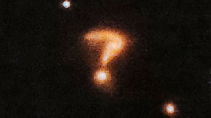 У Вселенной возник вопрос: в глубоком космосе астрономы нашли гигантский знак вопроса (фото)