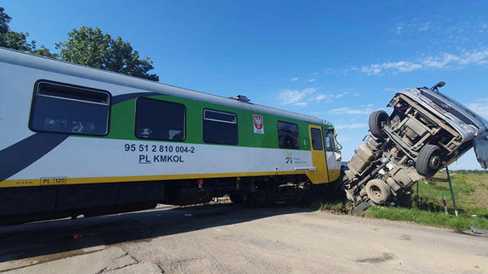 В Польше грузовик столкнулся с поездом: более 20 человек пострадали