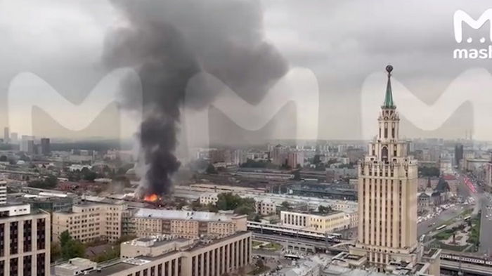 В Москве на Площади трех вокзалов горят склады