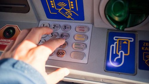 В Польше станет сложнее снять наличные с банкоматов: причины