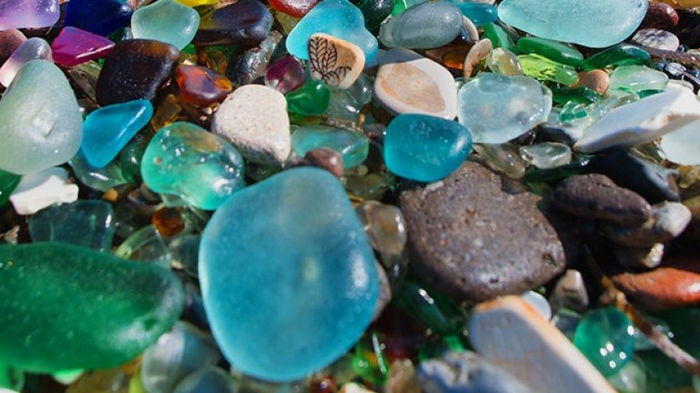 Ученые рассказали, почему морское стекло исчезает с пляжей по всему миру