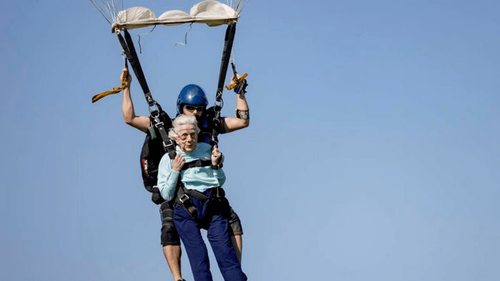 104-летняя американка стала самой старой парашютисткой в мире (видео)