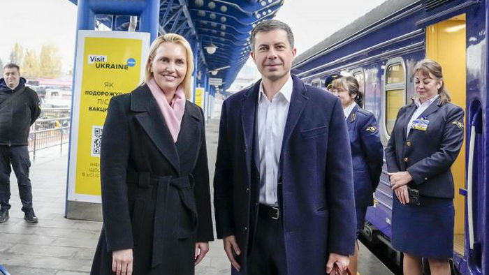 Глава Минтранспорта США прибыл в Киев с необъявленным визитом