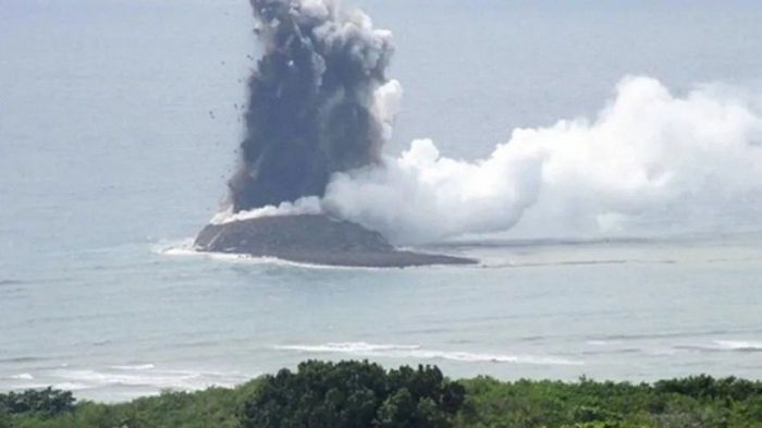 У берегов Японии появился новый остров, рожденный безымянным вулканом (видео)