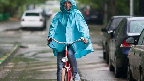 Захист від дощу: парасолька чи дощовик?