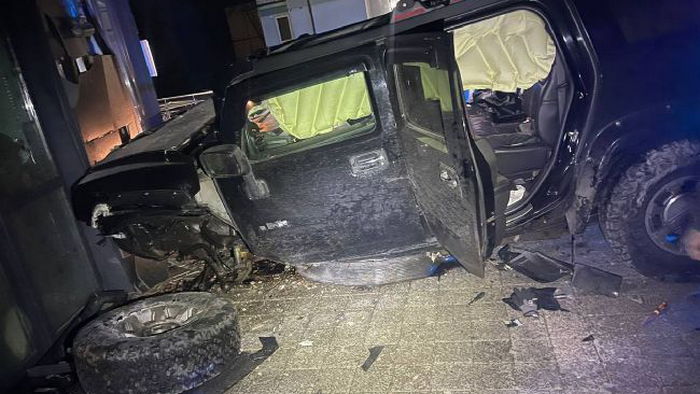 Под Киевом Hummer врезался в дом: водитель был пьян, есть пострадавшие