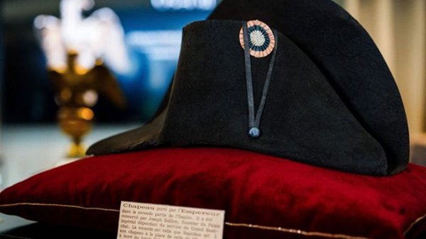 Шляпу Наполеона продали на аукционе за почти два млн евро