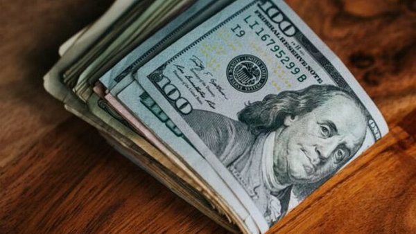 Доллар подорожал после недельного падения: официальный курс НБУ