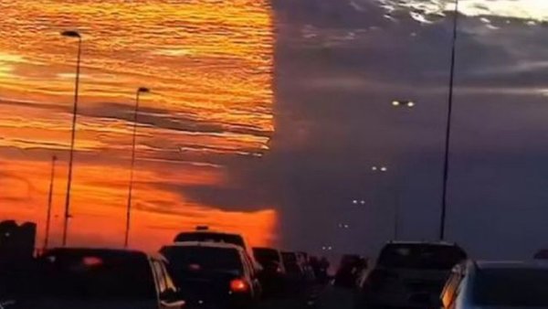 Небо Флориды разделилось на две части. Захватывающий момент заката солнца с...
