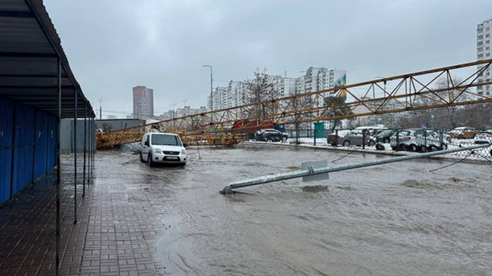 В Киеве строительный кран вызвал потоп на улице (видео)