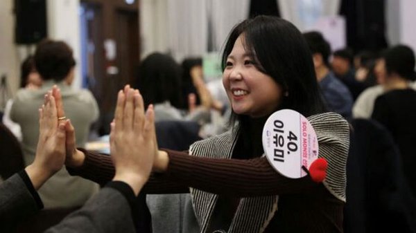 В Южной Корее устроили массовое свидание вслепую, чтобы поднять уровень рож...