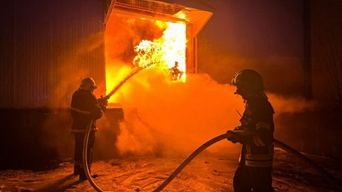 В Киевской области горел мебельный цех. Пожар тушили всю ночь (видео)