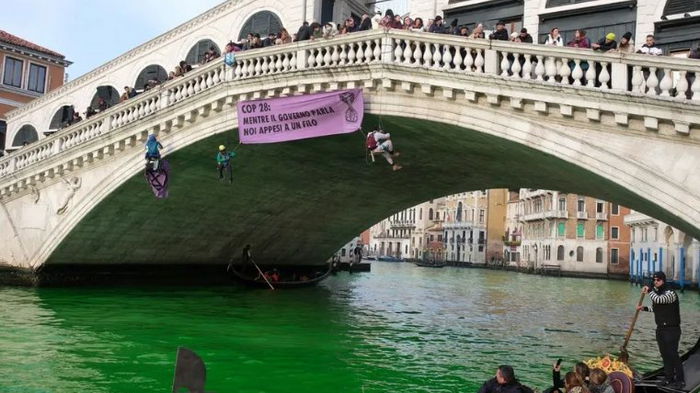 Экоактивисты покрасили Гранд-канал Венеции в зеленый цвет
