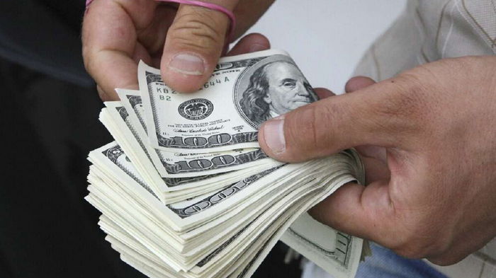 НБУ впервые поднял курс доллара выше 38 гривен