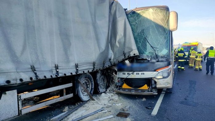 В Польше автобус столкнулся с грузовиком, есть пострадавшие