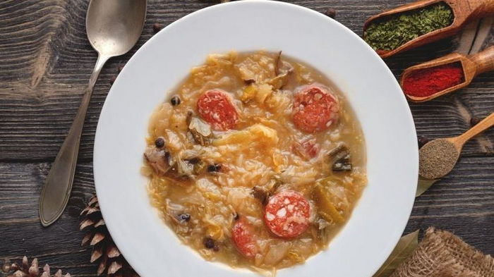 Суп из квашеной капусты с копченым мясом и колбасой: интересный рецепт для праздничного обеда