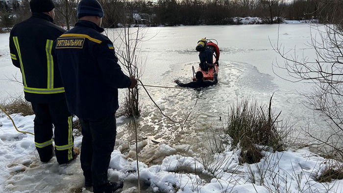 На Закарпатье два рыбака провалились под лед, один из них погиб