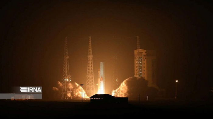 Иран впервые одновременно запустил три спутника