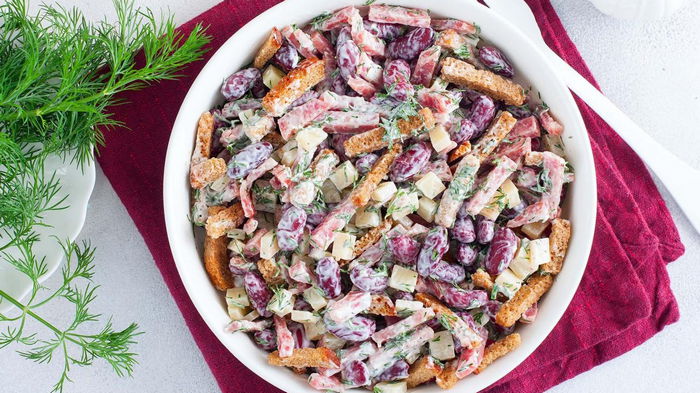 Салат с фасолью, сухариками и колбасой: быстрый рецепт очень вкусной закуски