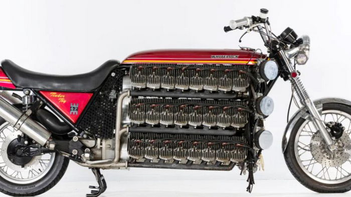 На аукцион выставлен самый невероятный мотоцикл с 48-цилиндровым двигателем (видео)