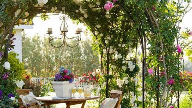 Цветочные арки и павильоны: элегантные акценты в саду