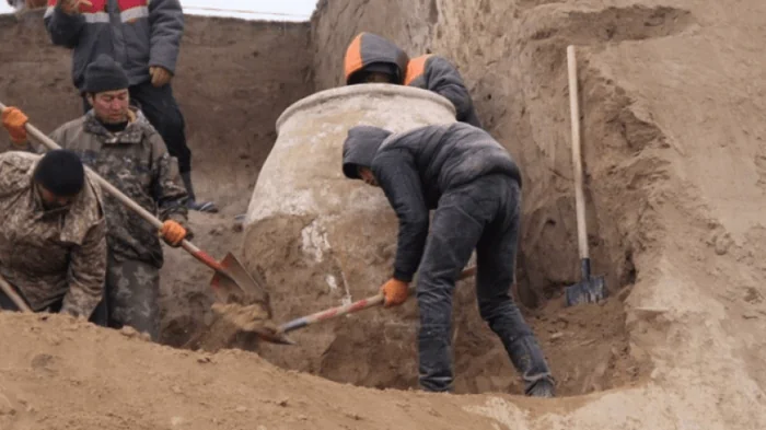 Древний сосуд высотой 1,75 метра нашли в Кыргызстане: ему тысячи лет (видео)