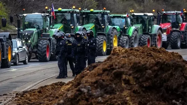 Чешские фермеры высыпали навоз перед зданием правительства в Праг...