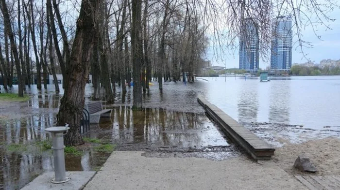 В Киеве уровень воды в Днепре поднялся до своего абсолютного максимума