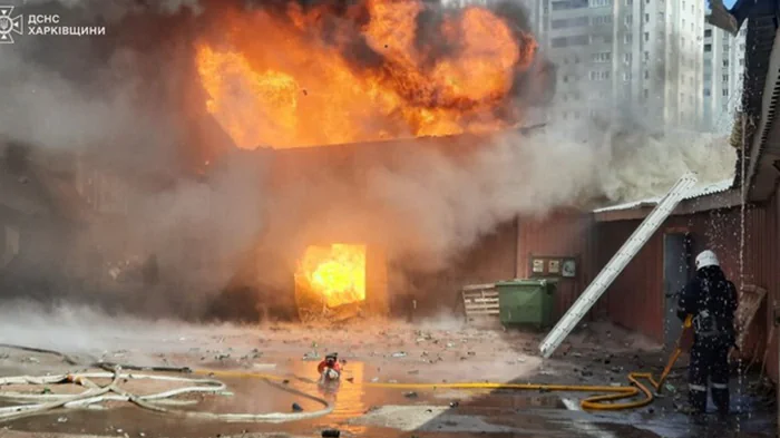 В Харькове горят склады, пожарные спасли мужчину (фото)