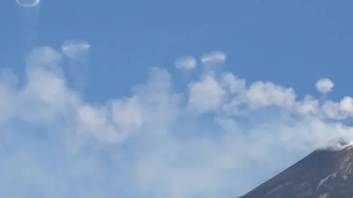 Вулкан на Сицилии выпускает в небо кольца дыма: опасны ли они для людей (видео)