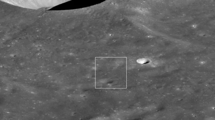 НЛО или что-то другое: аппарат NASA сфотографировал объект необычной формы над Луной (фото)