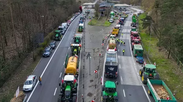 Польские фермеры за сутки не пропустили ни одного грузовика на трех КПП