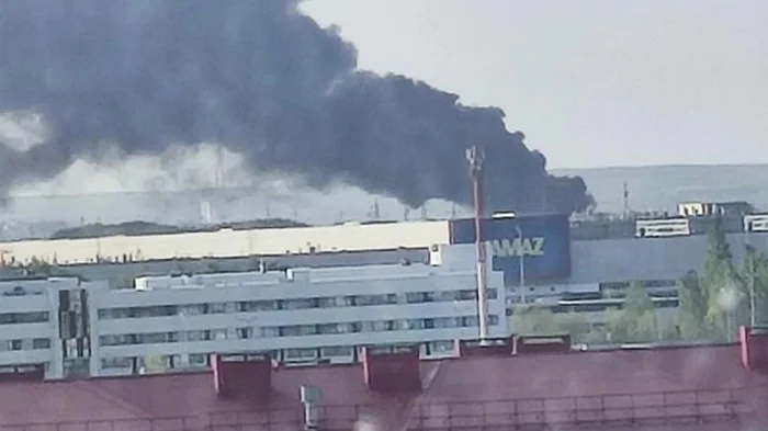 В РФ вспыхнул мощный пожар у завода КамАЗ