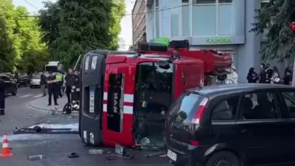 В центре Черкасс столкнулись троллейбус и автомобиль ГСЧС: пострадали более 10 ч...