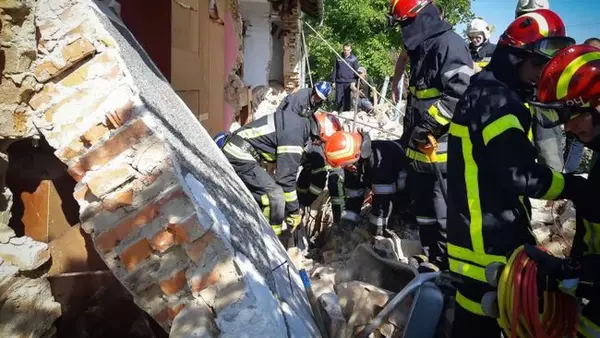 Во Львовской обрушилась часть дома: из-под завалов достали тело ребенка