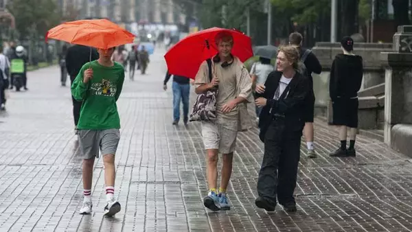Часть Украины накроют дожди с грозами: синоптик дала прогноз на з...