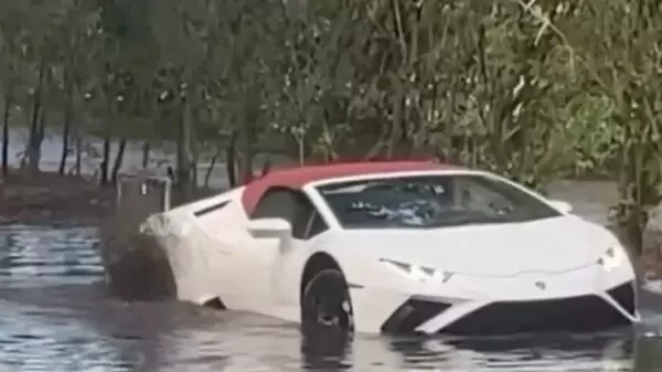 Непогода заставила: суперкар Lamborghini форсировал водную прегра...