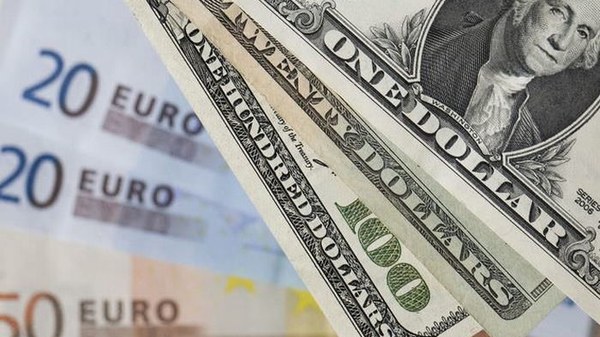 НБУ повысил курс доллара до нового максимума, евро превысил отмет...