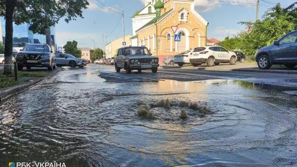 В Киеве на проспекте Науки прорвало трубу: ограничено движение тр...