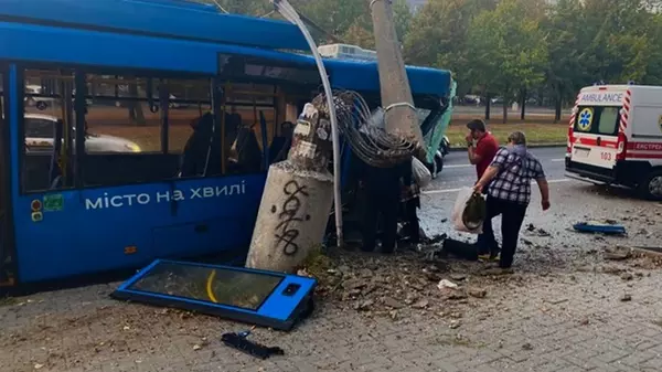 В Николаеве троллейбус врезался в столб, среди пострадавших трое ...