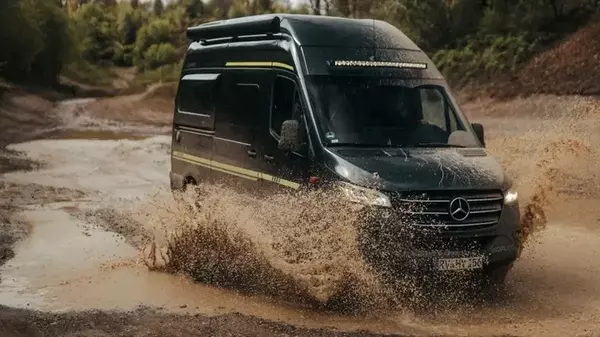 Mercedes Sprinter превратили во внедорожный дом на колесах (видео...