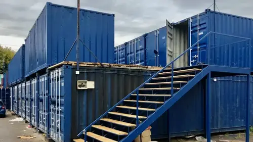 склад из морских контейнеров