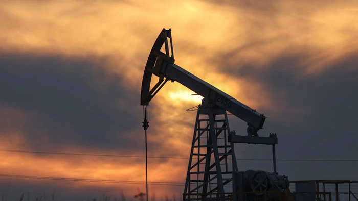 Цена на нефть закрепилась ниже $100