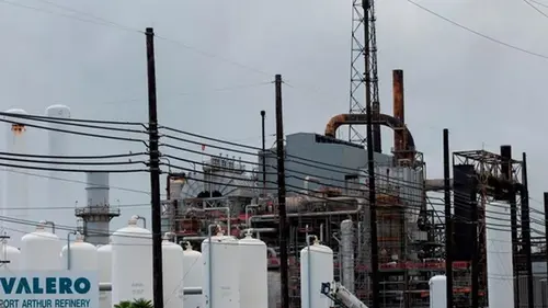 Мощный взрыв произошел на НПЗ в США (видео)